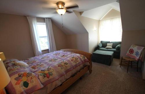 Moses Lake Casa | Five Bedroom Colonial Style Home