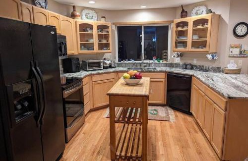 Moses Lake Casa | Five Bedroom Colonial Style Home