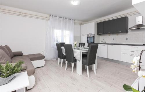 Suhovare Casa | Five-Bedroom Holiday Home In Suhovare