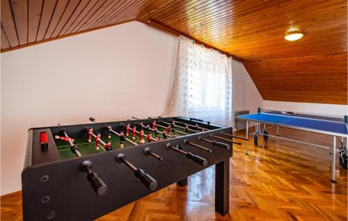 Suhovare Casa | Five-Bedroom Holiday Home In Suhovare