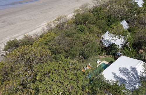 Playa Grande Casa | Cinco cabañas, piscina y comodidades en medio de un bosque frente al mar.