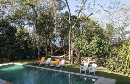 Playa Grande Casa | Cinco cabañas, piscina y comodidades en medio de un bosque frente al mar.