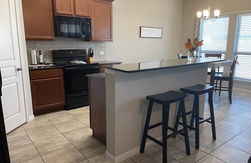 Temple Casa | Five ⭐️ Clean! King ensuite next to Crossroads Park.