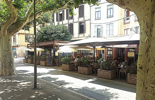 Prades Casa | Five mins walk to center square, pool, bbq, Wifi