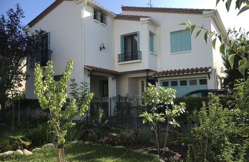 Prades Casa | Five mins walk to center square, pool, bbq, Wifi