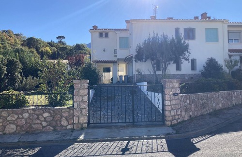 Prades Casa | Five mins walk to center square, pool, bbq, Wifi