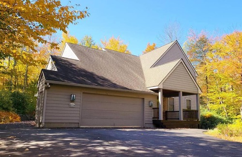Pocono Pines Casa | Five O'clock Lodge, Walk to Pool & Lake