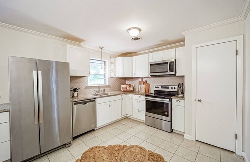 Alvin Casa | Five Oaks Farmhouse ~ Charming Country Cottage