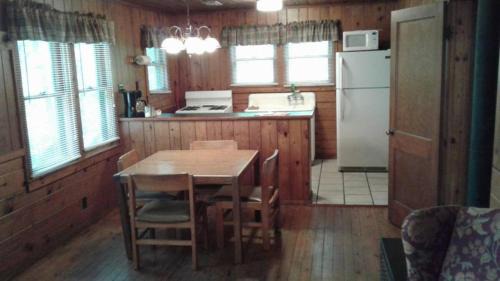 Hot Springs Casa | Five Points Lake Hamilton Cabin 6
