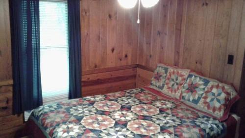 Hot Springs Casa | Five Points Lake Hamilton Cabin 6
