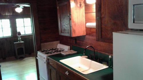 Hot Springs Casa | Five Points Lake Hamilton Cabin A