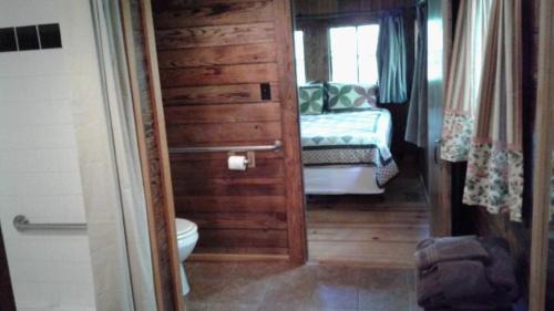 Hot Springs Casa | Five Points Lake Hamilton Cabin B