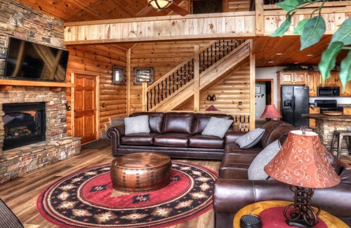 Cleveland Cabina | Five Seasons | Luxury Cabin with Panoramic Views, Hot Tub, Pool Table and More