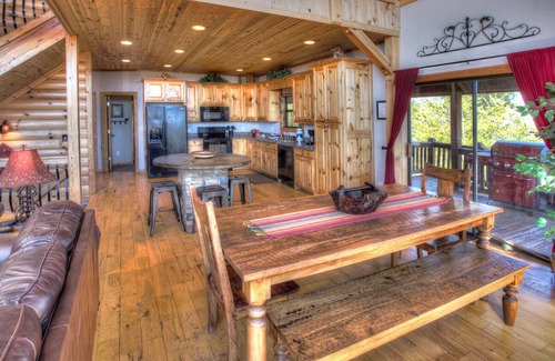 Cleveland Cabina | Five Seasons | Luxury Cabin with Panoramic Views, Hot Tub, Pool Table and More