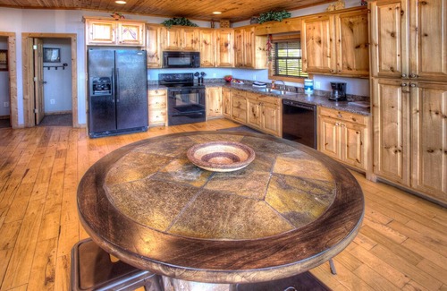 Cleveland Cabina | Five Seasons | Luxury Cabin with Panoramic Views, Hot Tub, Pool Table and More