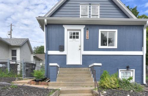 Southeast Omaha Casa | Five Star Zoo Stay with Full Kitchen and Self Check-In