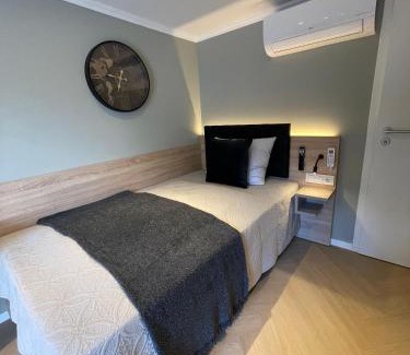 Ramstein-Miesenbach Apartamento | Five Studios - Premium Rooms with King Size Bed, Kitchen, AC, close to Ramstein Air Base