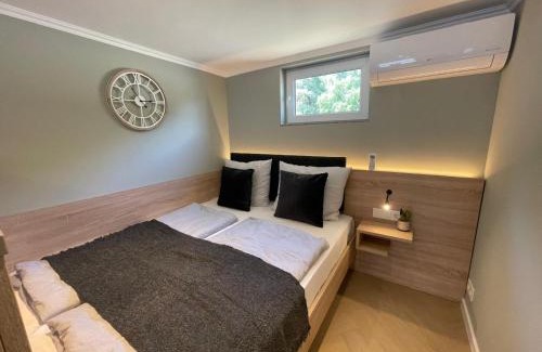Ramstein-Miesenbach Apartamento | Five Studios - Premium Rooms with King Size Bed, Kitchen, AC, close to Ramstein Air Base