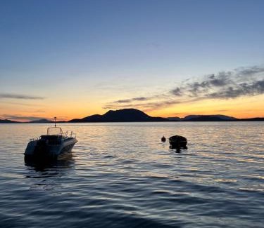Etne Casa | Fjord house with a private bay, boats and sauna!