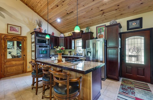 Caddo Gap Cabina | Flag Hole Riverfront Cabin Near Local Attractions!