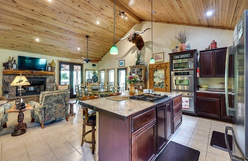 Caddo Gap Cabina | Flag Hole Riverfront Cabin Near Local Attractions!