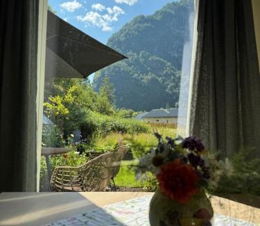 Flam Chalet De Esquí | Flåm Tinyhouse with a Waterfall View