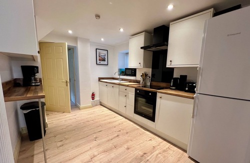 Flamborough Casa | Flamborough Rock House & Cottage - village centre location - sleeps 12
