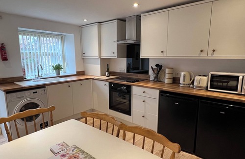 Flamborough Casa | Flamborough Rock House & Cottage - village centre location - sleeps 12