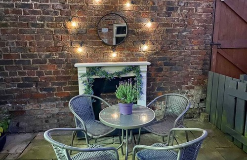 Flamborough Casa | Flamborough Rock House & Cottage - village centre location - sleeps 12