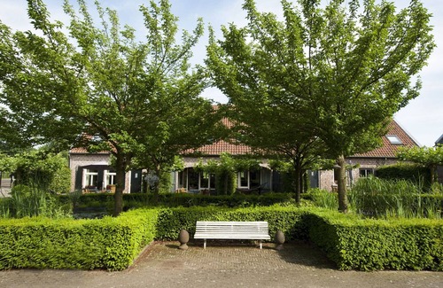 Schafelt Casa | Flamboyant Farmhouse in Baarlo with Hot Tub, Garden