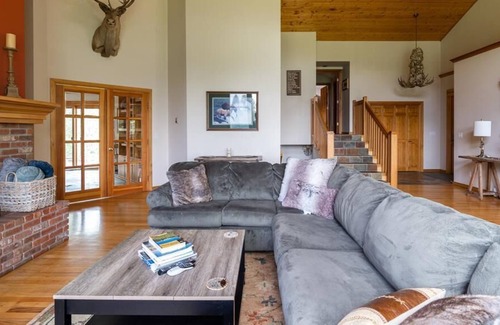 Bozeman Casa | Flaming Arrow Lodge - Bridger Canyon Home with Acreage and Views