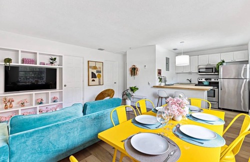 Tarpon River Condominio | Flamingo Escape: Bright 2BR Near Riverside Beach