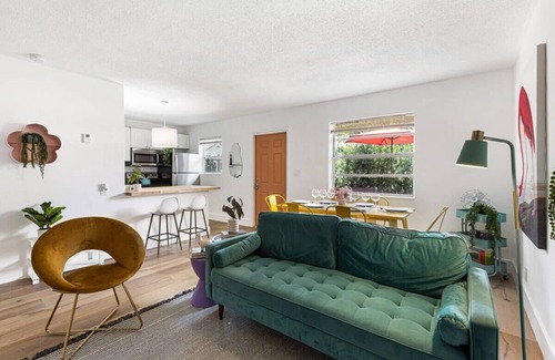 Tarpon River Condominio | Flamingo Escape: Bright 2BR Near Riverside Beach
