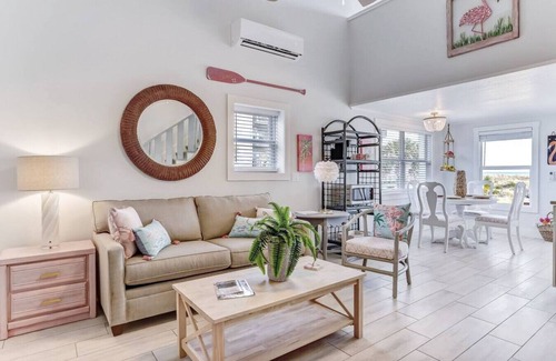 Fernandina Beach Apartamento | Flamingo Loft | Charming Oceanfront Loft | Multiple Decks | Private Beach Access