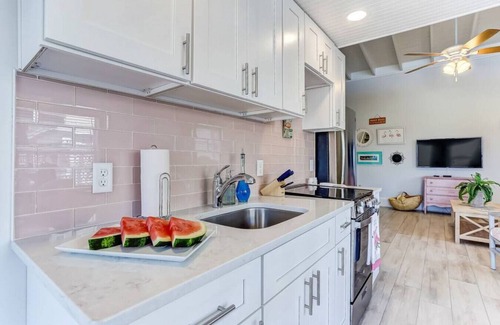 Fernandina Beach Apartamento | Flamingo Loft | Charming Oceanfront Loft | Multiple Decks | Private Beach Access