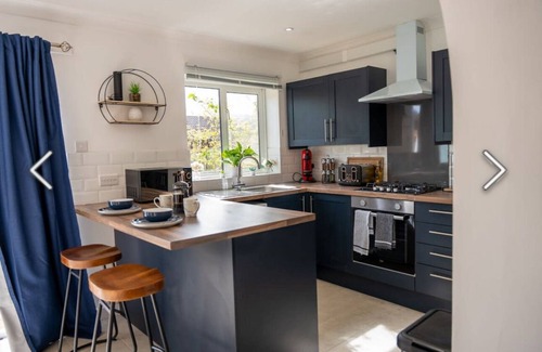 Great Linford Casa | Flamingo short Let’s Neath Hill 4 Bed 4 Bath
