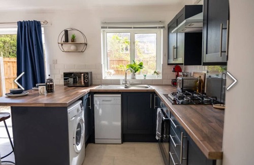 Great Linford Casa | Flamingo short Let’s Neath Hill 4 Bed 4 Bath