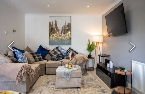 Great Linford Casa | Flamingo short Let’s Neath Hill 4 Bed 4 Bath
