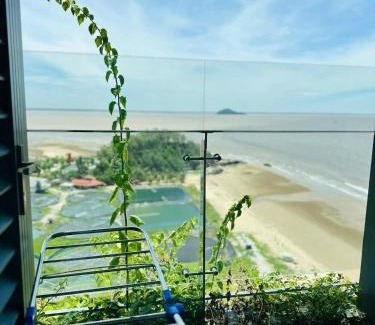 Hoang Hoa Hotel | Flamingos Ibiza Hải Tiến tầng cao nhìn trọn view biển Hải Tiến