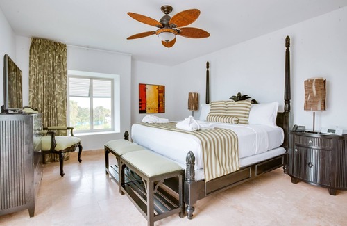 San Pedro Complejo | Flash Sale! Villa w/ Infinity Pool, Private Jacuzzi & Al Fresco Dining