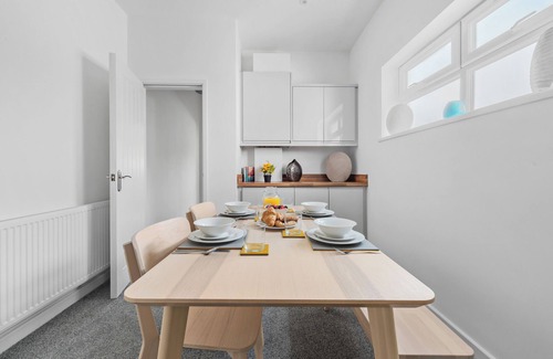 Lower Wick Apartamento | Flat 1 - close to shops with parking