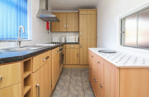 Portreath Cabaña | FLAT 1 MARINA COURT, pet friendly, with a garden in Portreath