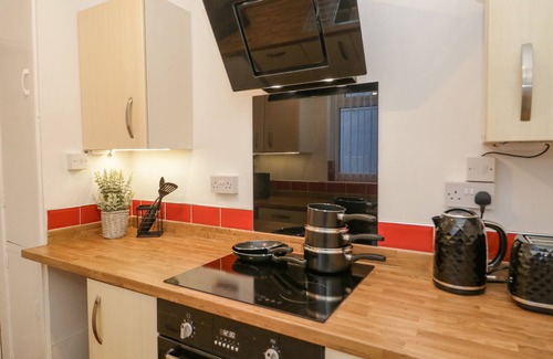 Deganwy Cabaña | FLAT 1A MONA HOUSE, pet friendly, country holiday cottage in Deganwy