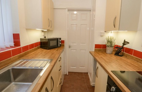 Deganwy Cabaña | FLAT 1A MONA HOUSE, pet friendly, country holiday cottage in Deganwy