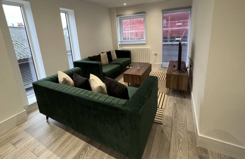 Camberley Apartamento | Flat#3, 1 Portesbery Road, Camberley · Beautiful 2 Bedroom Stunning House in Central Town