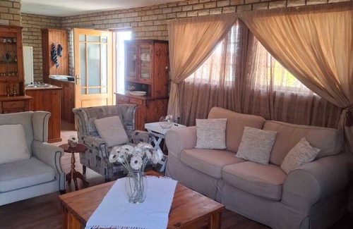 Ladybrand Apartamento | Flat 3 @ 33 On Loop, Ladybrand - Cosy 2 Bedroomed, 2 Bathroom, Lounge & Kitchen.