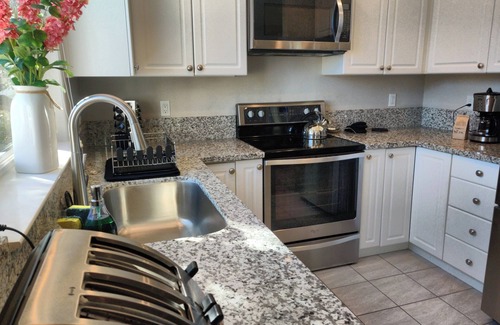 Petaluma Casa | Flat at the Cork Oak · Sunny, central, quiet flat + yard