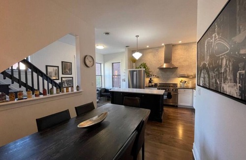 Sheffield and DePaul Casa | Flat in Lincoln Park 2-Flat Central to Everything