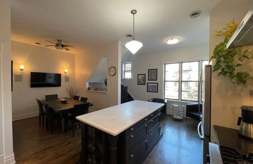 Sheffield and DePaul Casa | Flat in Lincoln Park 2-Flat Central to Everything