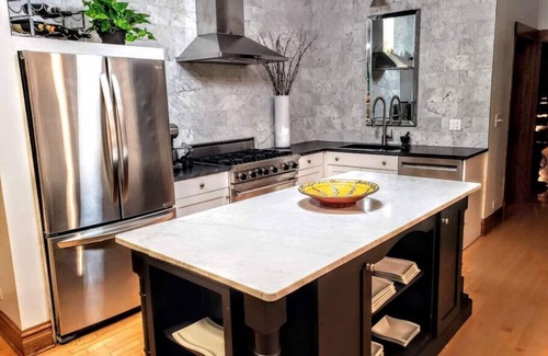 Sheffield and DePaul Casa | Flat in Lincoln Park 2-Flat Central to Everything